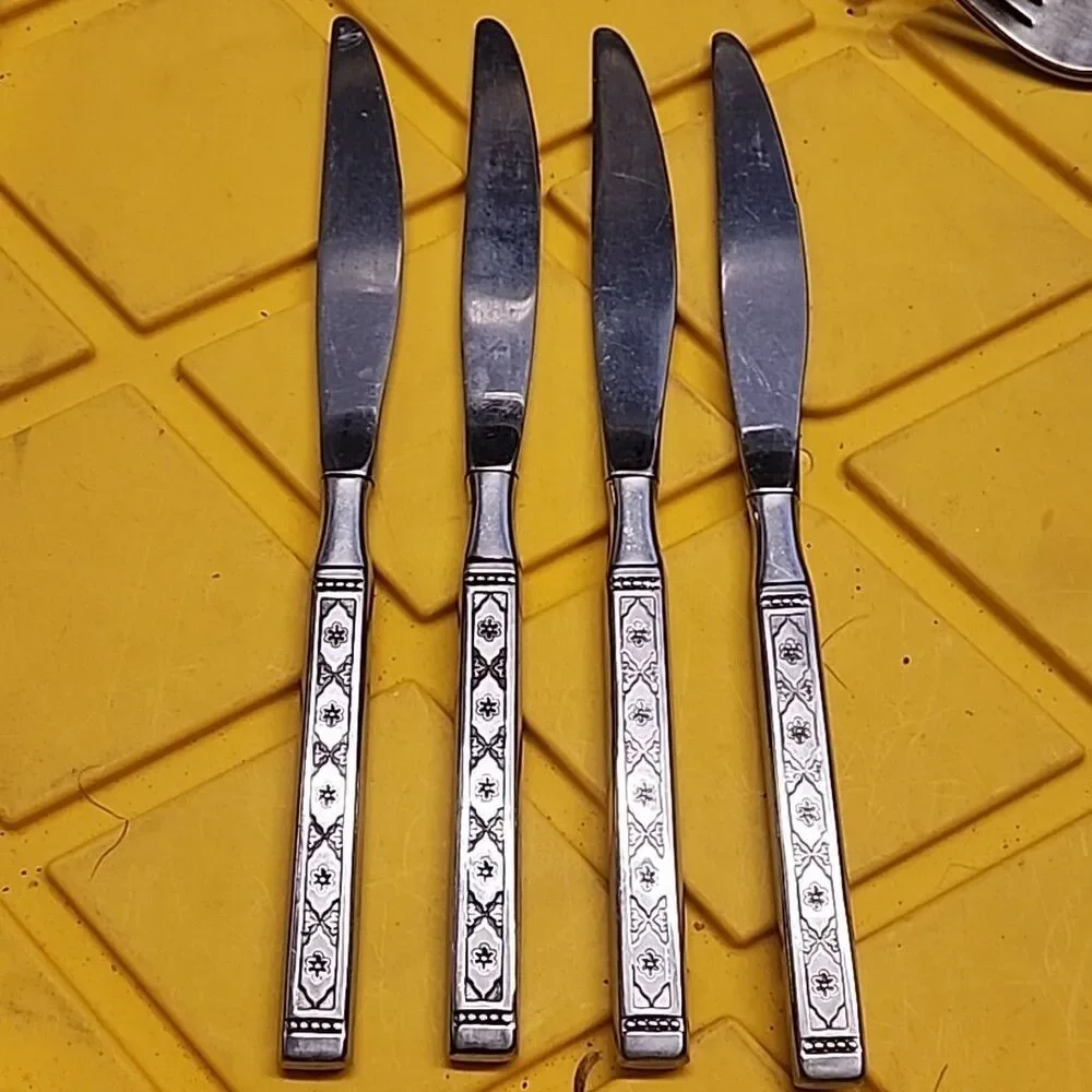 Lot Of 4 Oneida Distinction Stainless LISBON Dinner Knives